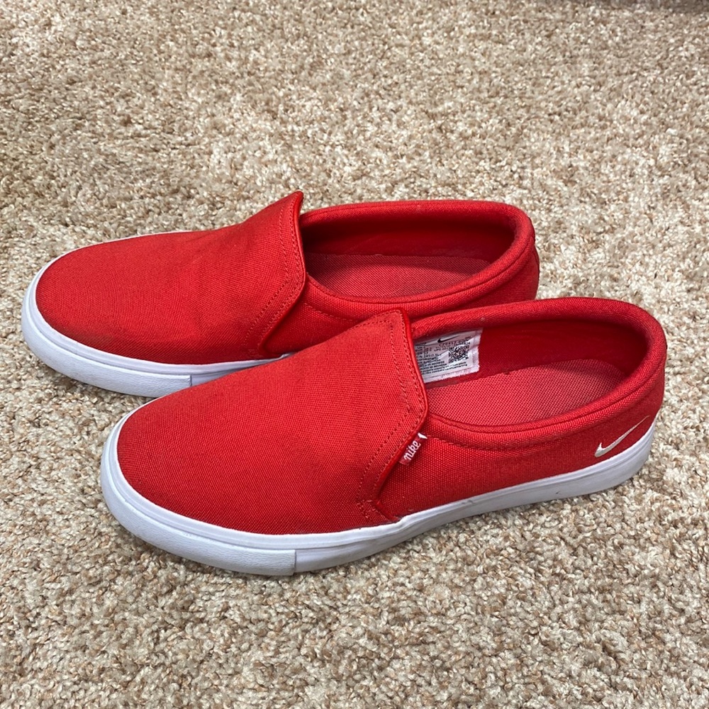 Women’s 7.5 Nike Slip-ons